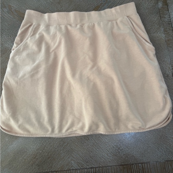 D & Co Beige Skort Large Pockets Stretchy  Rounded Hem Waist 34” Length 18” - Picture 3 of 6